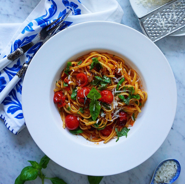 Pasta i tomatsås med soltorkade tomater basilika