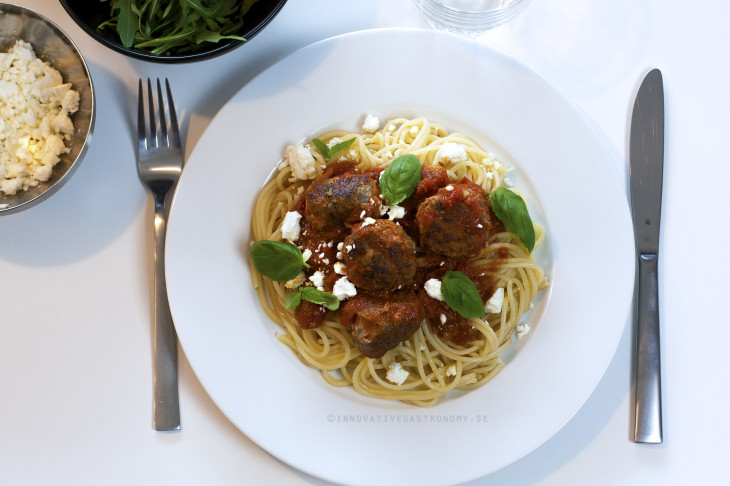 Italienska köttbullar med tomatsås och pasta