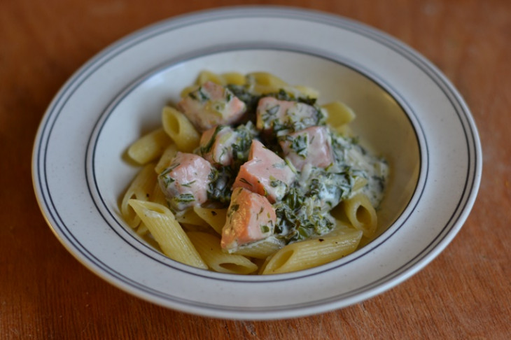 Laxsås med spenat till pasta