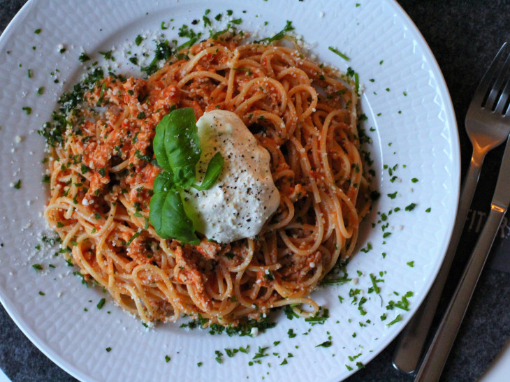 Spagetti med kycklingfärssås & ostkräm