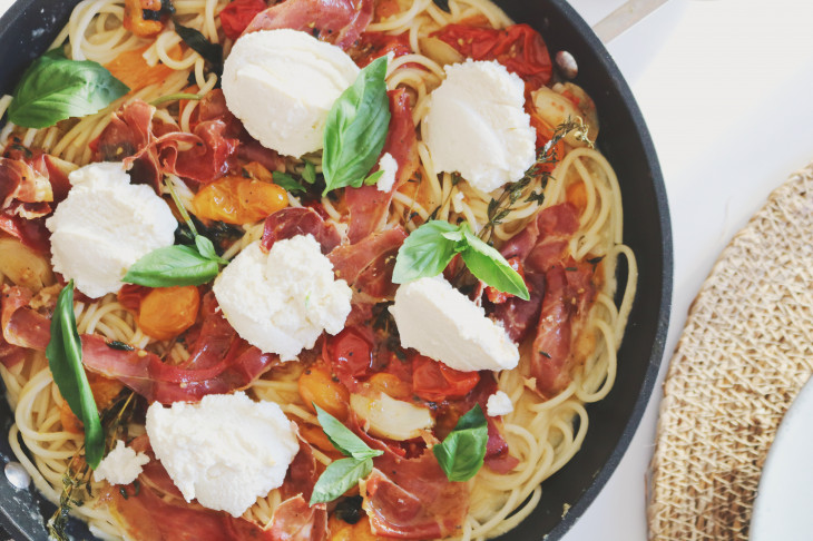 Vitlök och ört rostad tomat pasta med prosciutto och ricotta