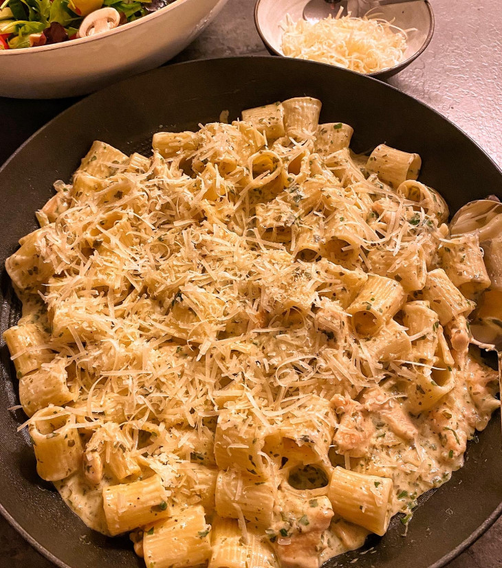 Rigatoni med kyckling, vitlök & parmesan