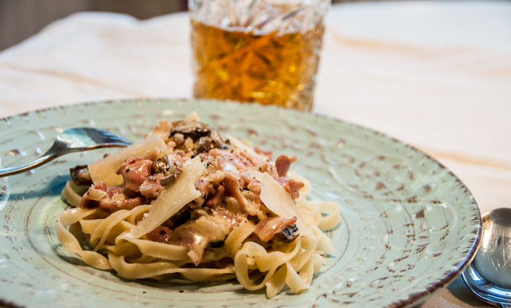 Pasta med ost- och baconsås