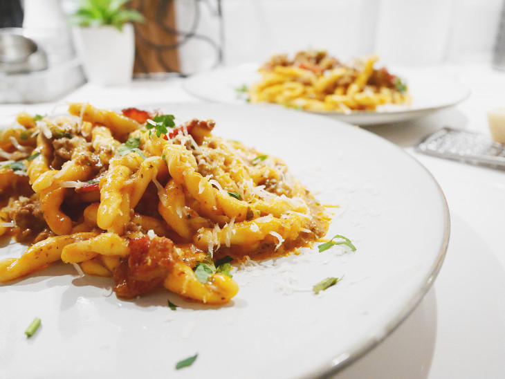 One pot pasta med nötfärs och krämig tomatsås