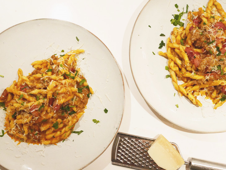 One pot pasta med nötfärs och krämig tomatsås