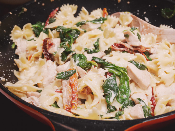 Kycklingpasta Med Soltorkade Tomater Och Spenat