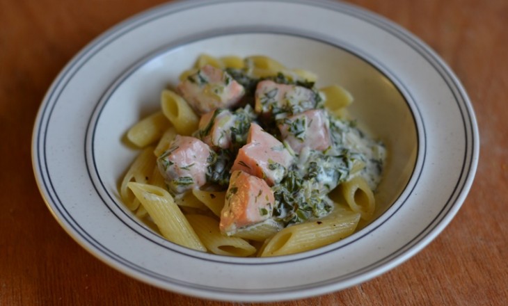 Laxsås med spenat till pasta