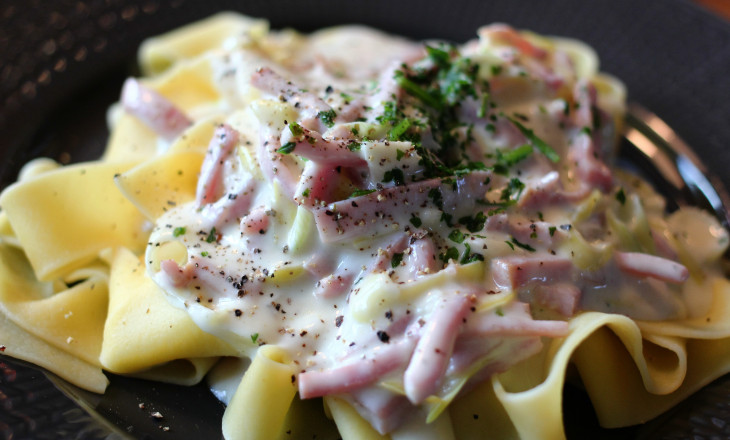 Pasta med skink och örtsås